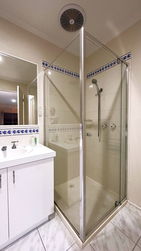 Bathroom 4, Close to Airport, Melton - East