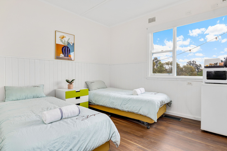 Bedroom 2, Alps Lakeview Lodge, Snowy River