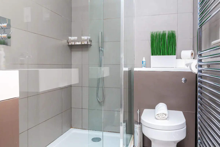 Bathroom, Modern and Stylish 2 Bedroom House in Brighton, Brighton and Hove