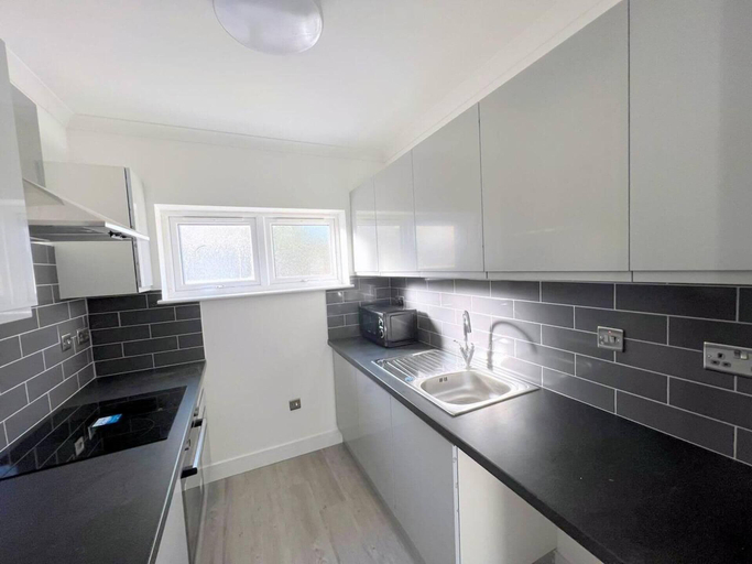 Others 3, New 5-bed & 4 Bathroom House in Croydon, London
