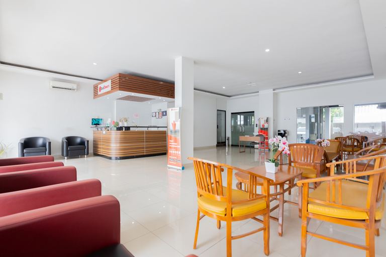 RedDoorz Plus near Living Plaza Jababeka, Serang