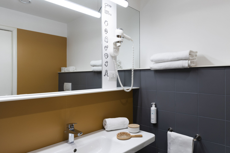 Bathroom 5, Hotel Piazza Bellini & Apartments, Napoli