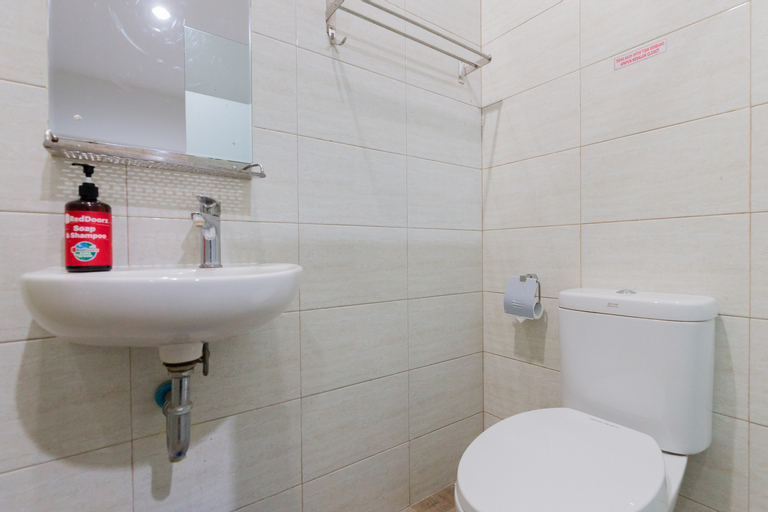 Bedroom 4, RedDoorz Plus near Living Plaza Jababeka, Cikarang