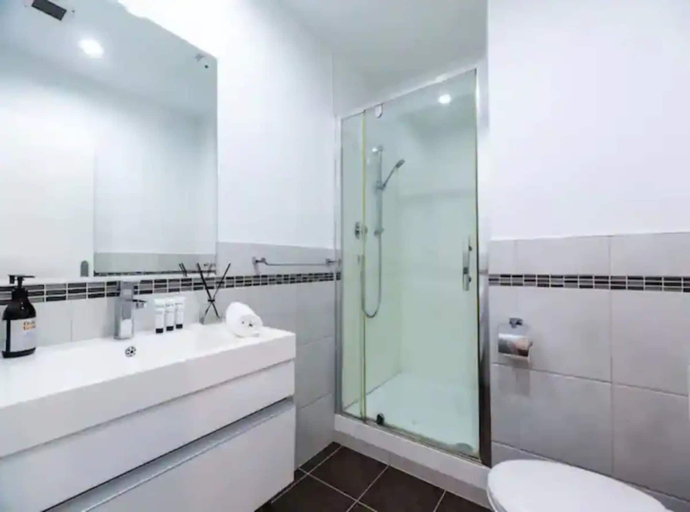 Bathroom, Spacious Home with Balcony+Parking Zodiak Stays, Waitakere