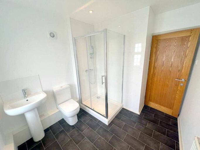 Bathroom, Large Triple Studio in South London - Sutton, London