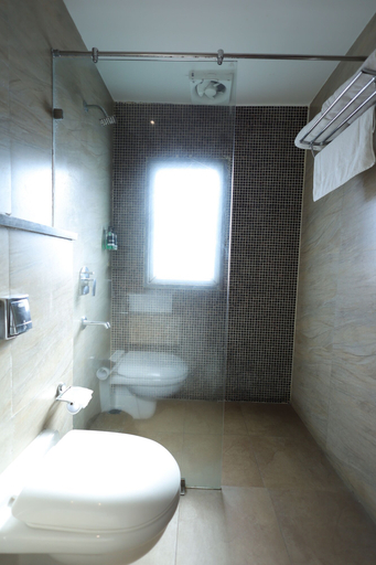 Bathroom 4, THE LATITUDE LUXURY, Dehradun