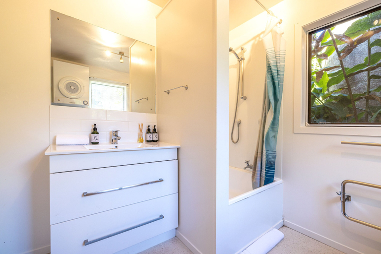 Bathroom 4, Drop Anchor, Auckland