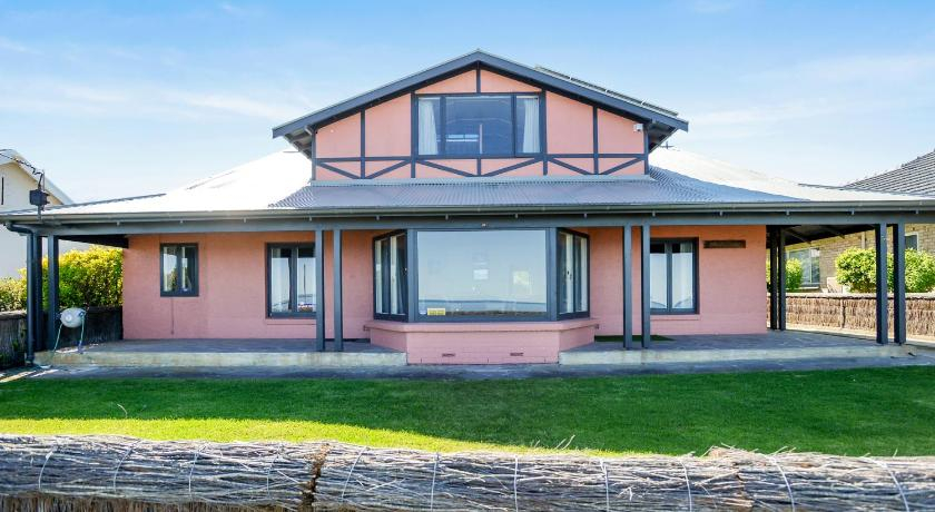 Beachfront Bliss - Wi-Fi + BBQ + Group House, Victor Harbor
