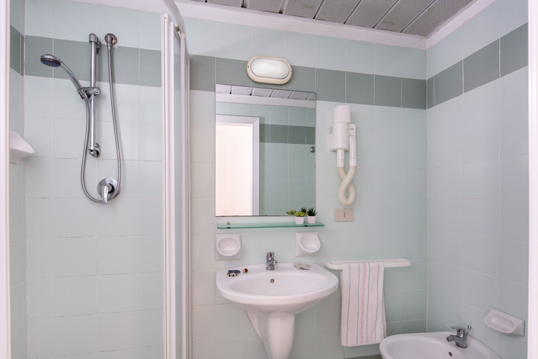 Bathroom 5, Hotel Luana, Rimini