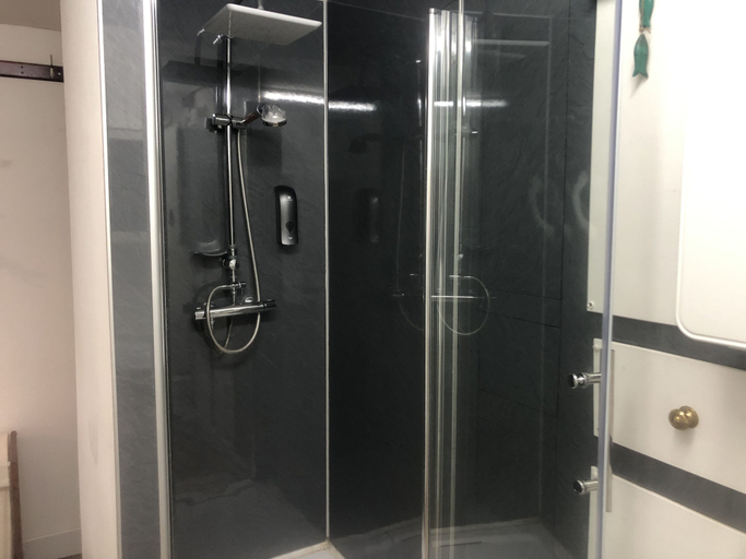 Bathroom, Superb Apartment With Sky Glass TV and Netflix, Lincolnshire