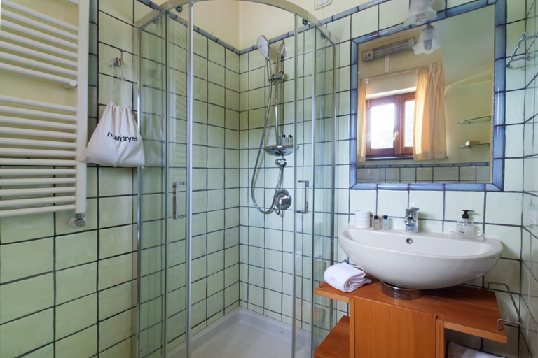 Bathroom 5, Resort Ravenna, Napoli
