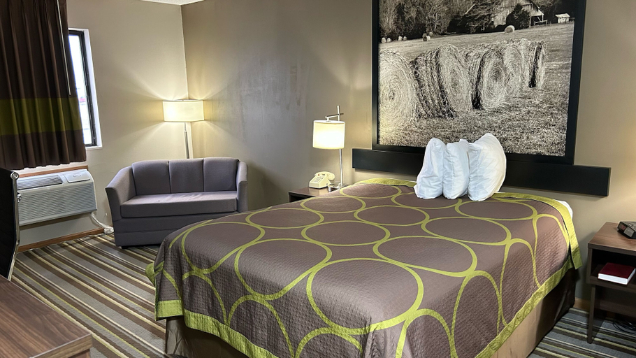Bedroom 2, Super 8 by Wyndham Gilman, Iroquois