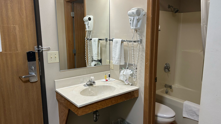 Bathroom 3, Super 8 by Wyndham Gilman, Iroquois