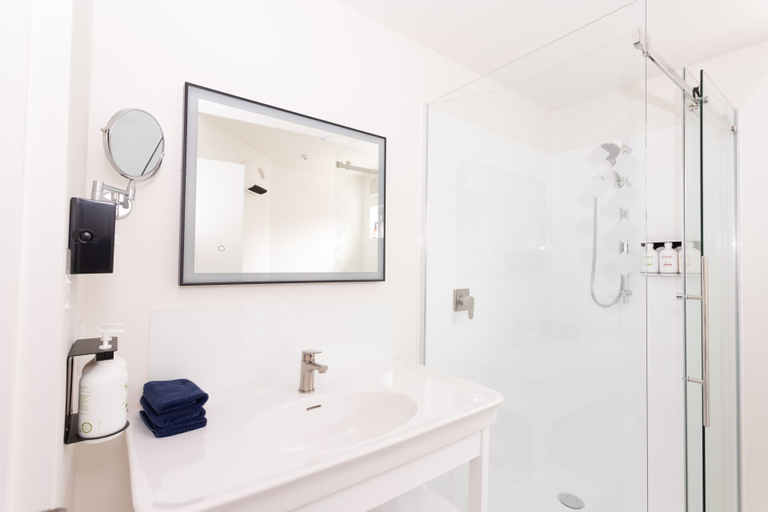 Bathroom 4, Milano Motor Lodge, Christchurch