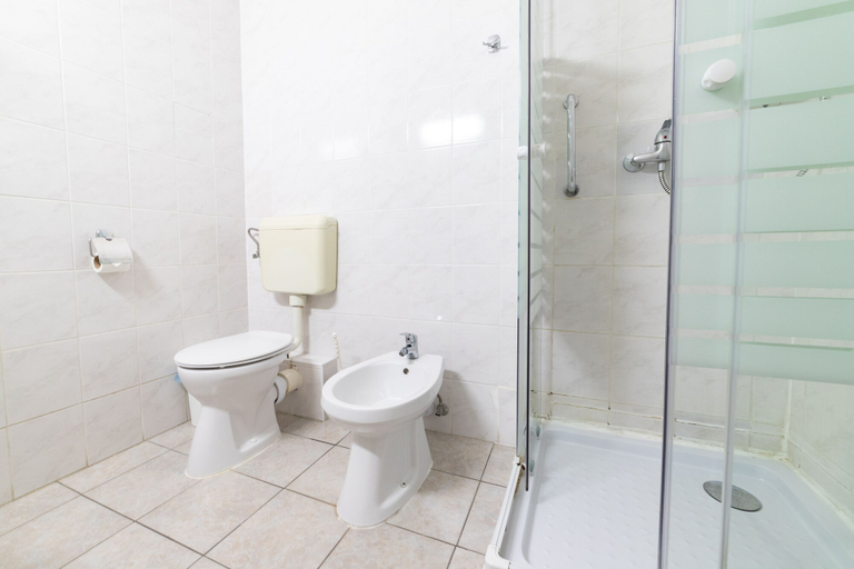 Bathroom 5, Gartner Hotel, Budapesti