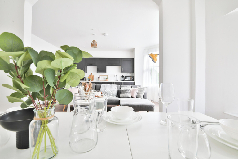 Food & Drinks 5, Spacious Apartments with Private Parking, Cardiff