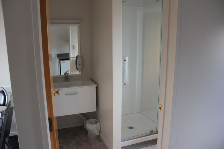 Bathroom 4, Kiwi Court Motel, South Taranaki