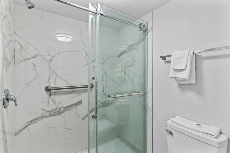 Bathroom 12