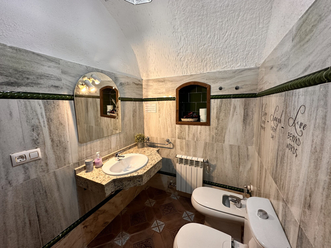 Bathroom 4, Cuevas la Granja, Granada