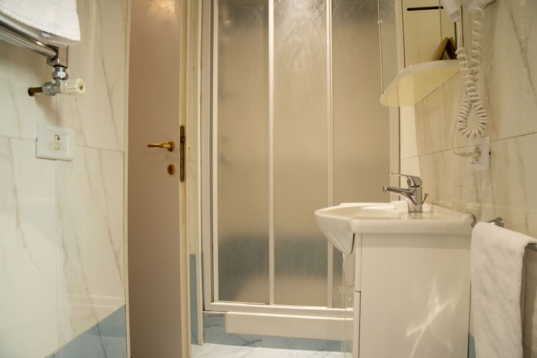 Bathroom 5, Domus Napoleone, Rome