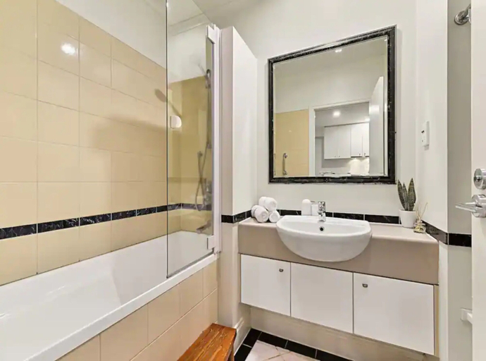 Bathroom, Spacious Apartment In Central Auckland, Waitakere