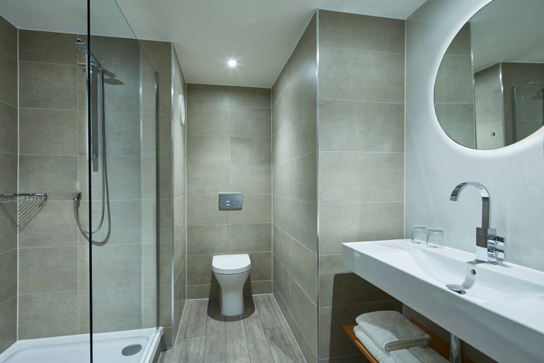Bathroom 5, Manchester Marriott Victoria & Albert Hotel, Manchester