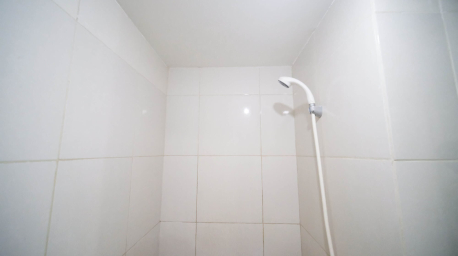 Bathroom 4, Modern And Cozy Stay Studio Apartment At Tanglin Supermall Mansion, Surabaya