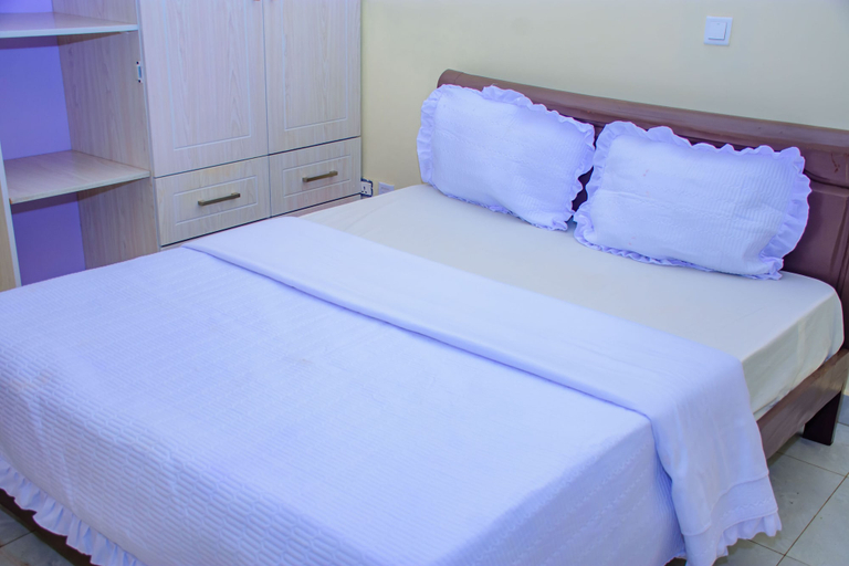 Bedroom 2, House - Sleeps 12 - Garden - Parking - Pets Ok, Kicukiro