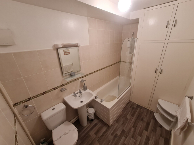 Bathroom 3, Parterre Holiday Apartments, Isle of Wight