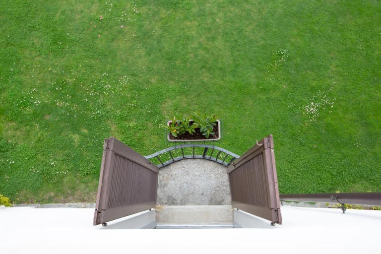Exterior & Views 27