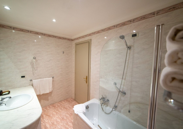 Bathroom 11