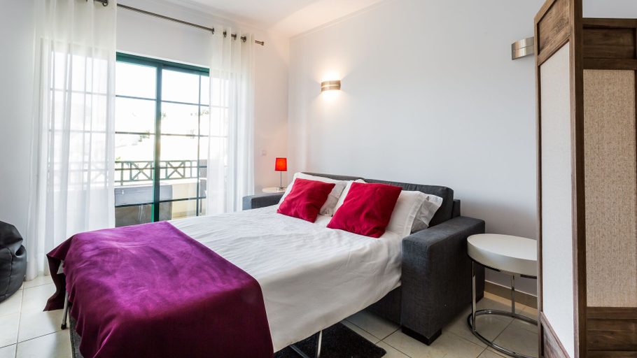 Room 4, Central Albufeira 2-B Apt, Sleeps 6, Pool, Parking, Albufeira