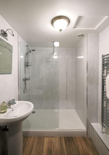 Bathroom 4, Beachside Suites, Somerset