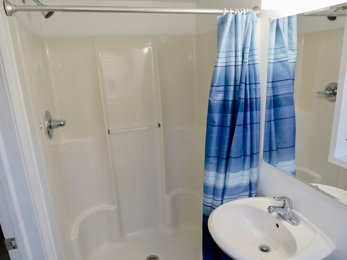 Bathroom 5, Saltaire Cottages, Dare