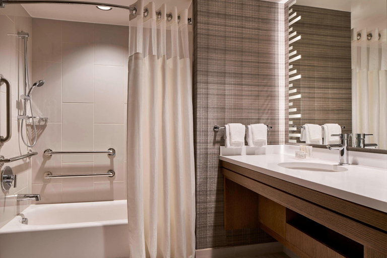 Bathroom 5, Courtyard by Marriott Washington Downtown/Convention Center, Washington D.C.