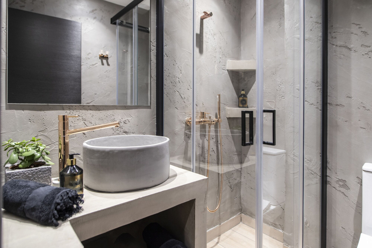 Bathroom 5, 14 Reasons Why, Attica