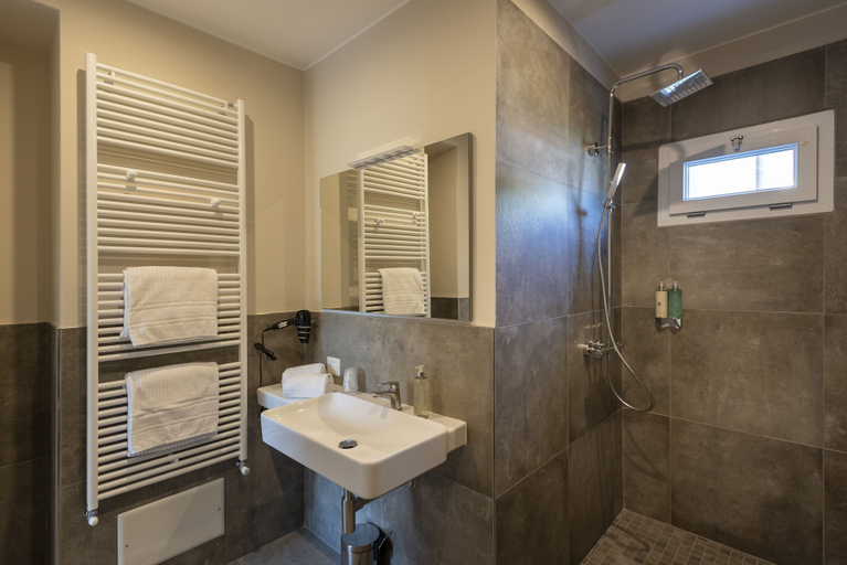 Bathroom 4, Villa Bernasconi - camere e ristorante -, Cuneo