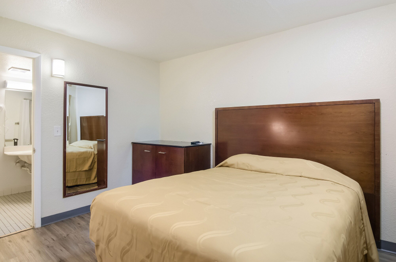 Bedroom 4, Rodeway Inn Greeley, Weld