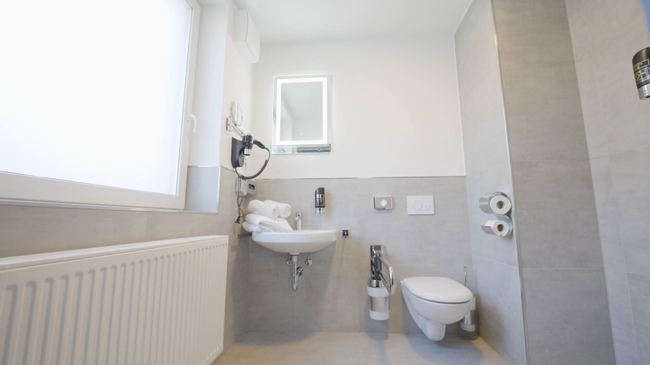 Bathroom 5, Hotel Busch, Gütersloh