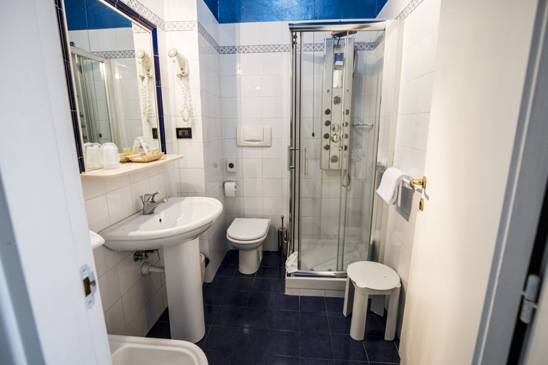 Bathroom 4, Hotel Piccolo Allamano, Torino
