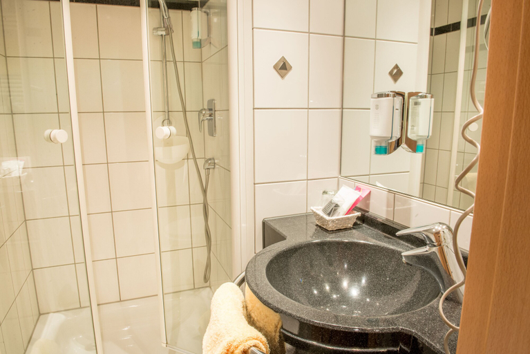 Bathroom 4, Hotel National Düsseldorf, Düsseldorf