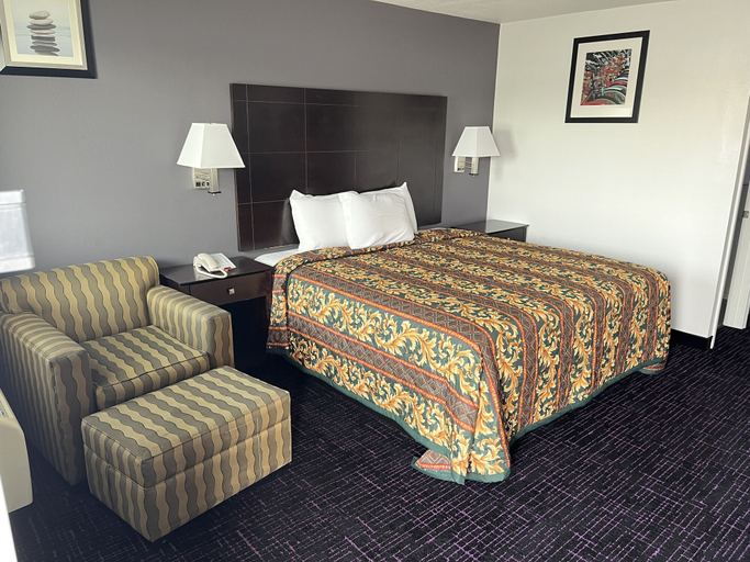 Bedroom 5, Broadway Inn, Bexar