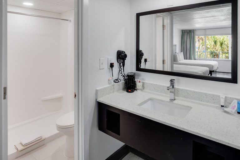 Bathroom 5, Blu Atlantic Oceanfront Hotel & Suites, Horry