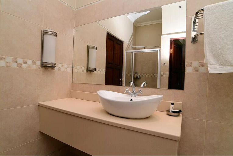 Bathroom 3, Cygnature Boutique Lodge, Frances Baard