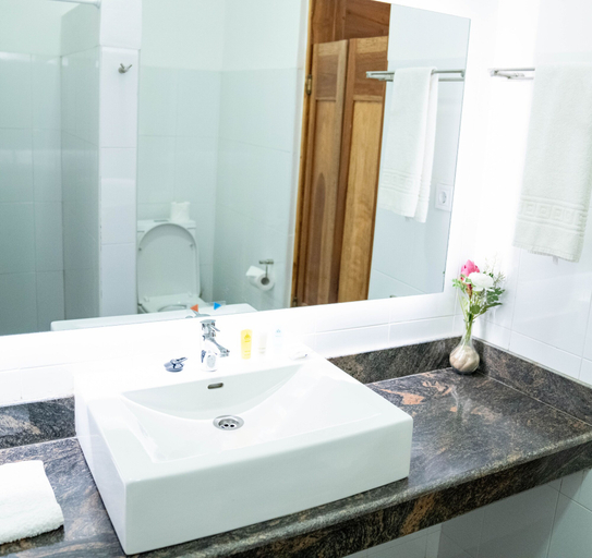 Bathroom 4, Golden Hill Parker Hotel, Komenda-Edina-Eguafo-Abirem