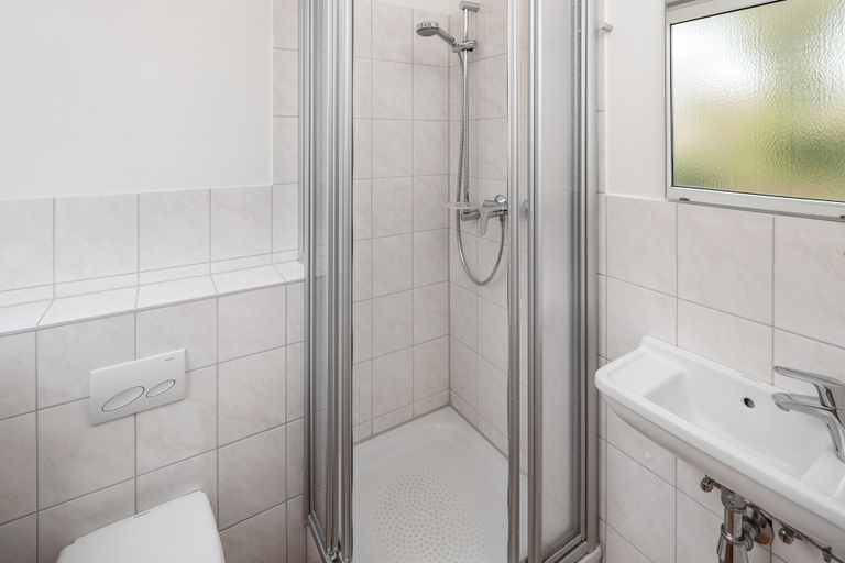 Bathroom 5, Academy Lodge Boardinghouse, Hamburg