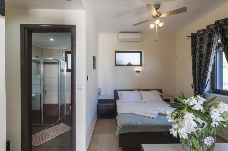 Bedroom 2, Fegaropetra studios, Epirus