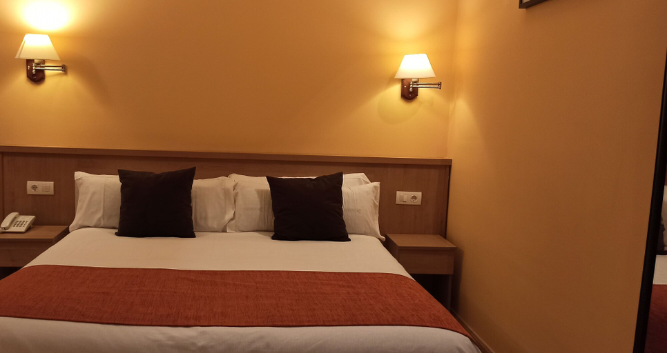 Bedroom 3, Hotel Ripoll, Girona