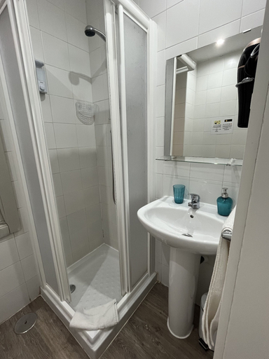 Bathroom 4, El HostALL, Madrid