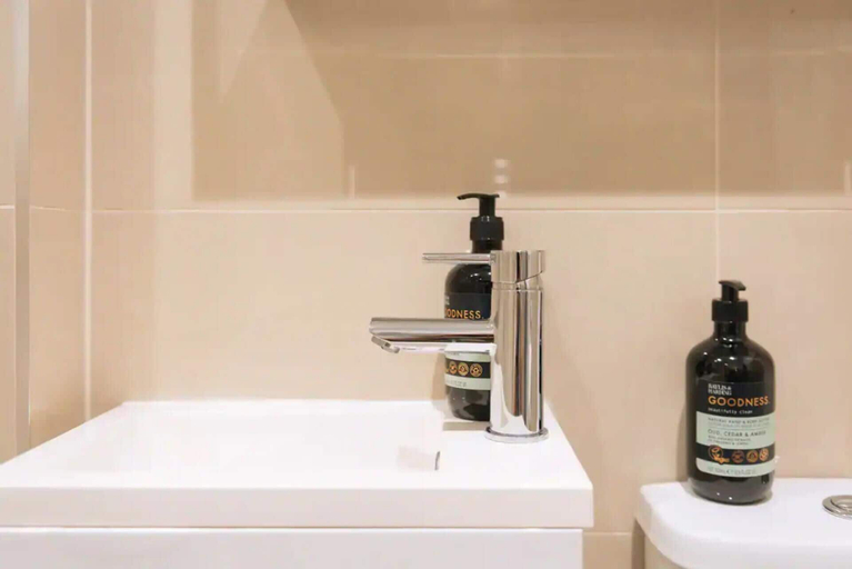 Bathroom 3, -dome View- Beautiful Studio in Central Brighton, Brighton and Hove